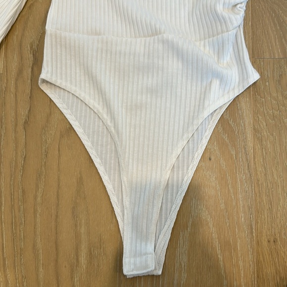 Forever 21 Ivory White Ribbed One Shoulder Ruched Bodysuit Balloon Puff Sleeve - Picture 4 of 6
